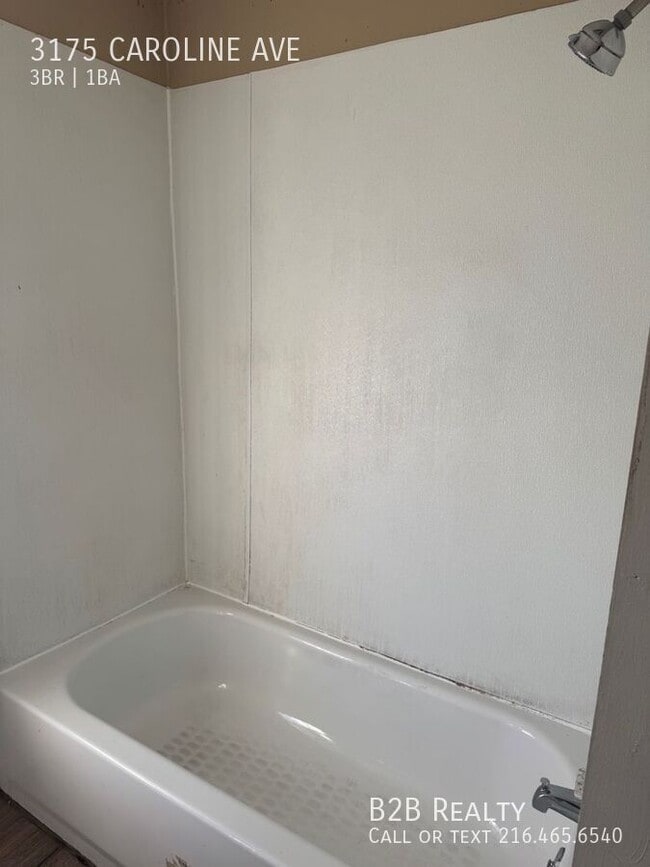 Building Photo - 3175 Caroline Ave