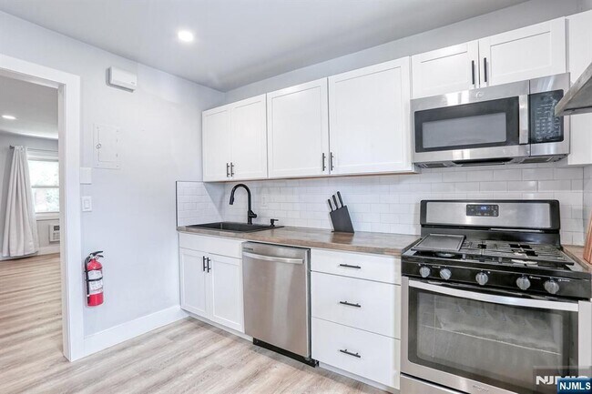 Building Photo - 1600 Fair Lawn Ave