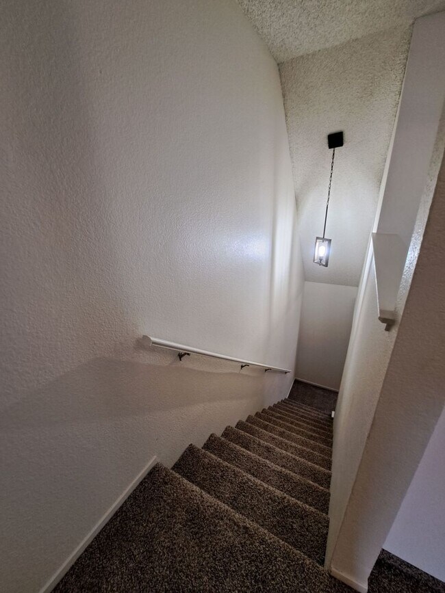 Building Photo - Stunning 2 Story Home with 3BR and a Backyard-Available Now!