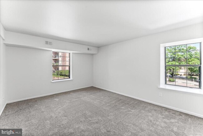 Building Photo - 421 Washington Pl