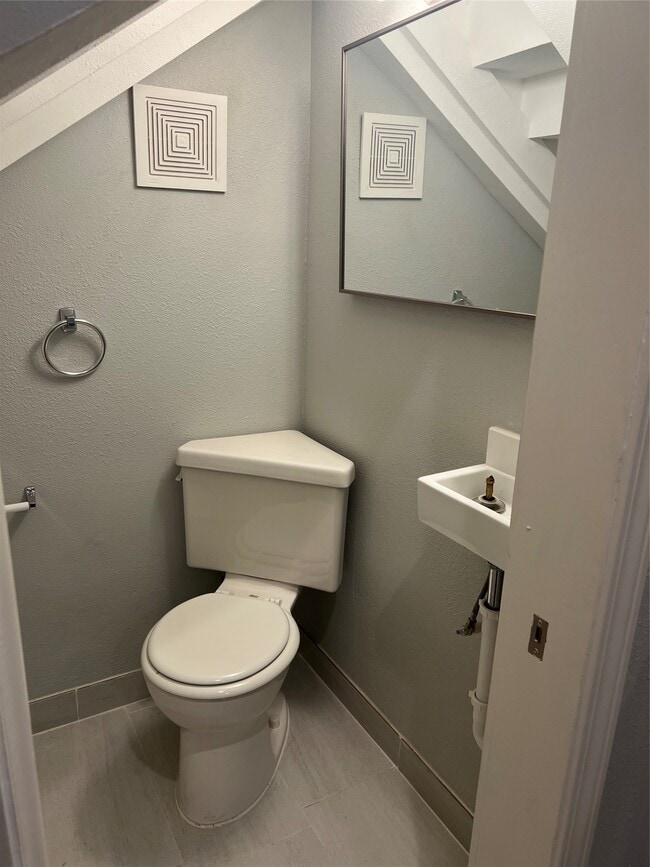 Building Photo - 2812 Live Oak St