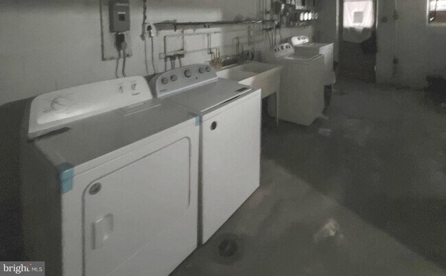 Building Photo - 1409 N 76th St