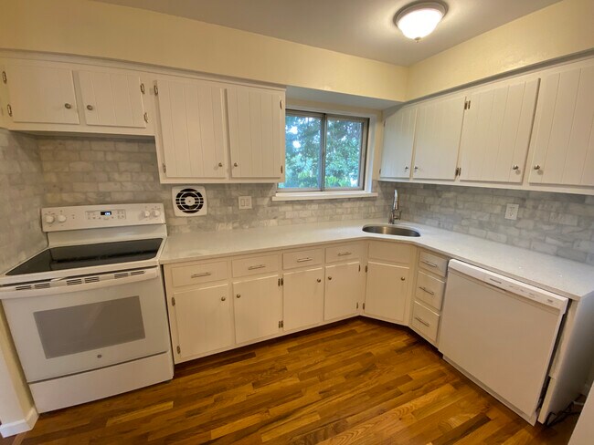 Primary Photo - 12 N Pine Dr