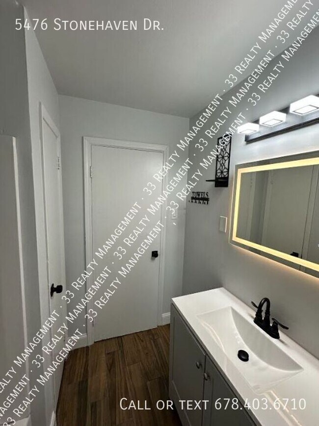 Building Photo - 5476 Stonehaven Dr