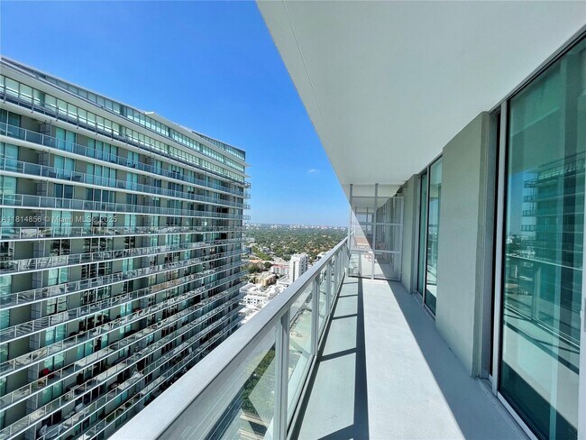 Building Photo - 1111 SW 1st Ave
