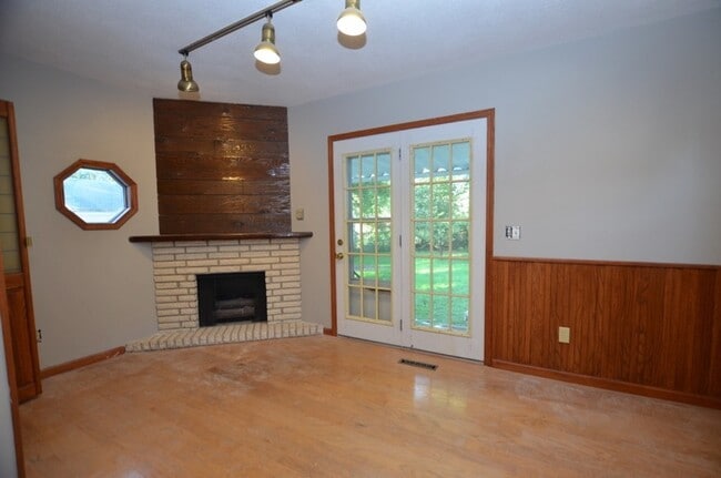 Building Photo - Cute Merle Hay Home!