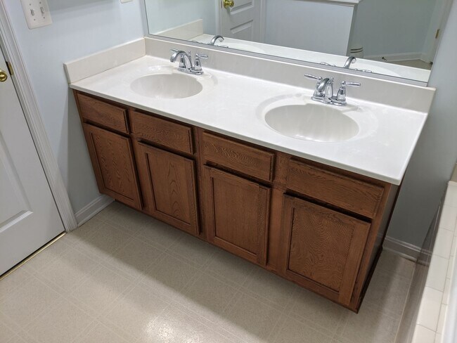 Building Photo - 3 Level townhouse in Frederick available e...
