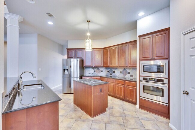 Building Photo - 7017 Via Dono Dr