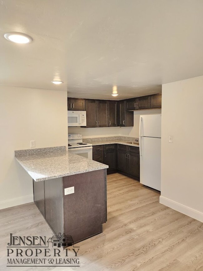 Building Photo - R698