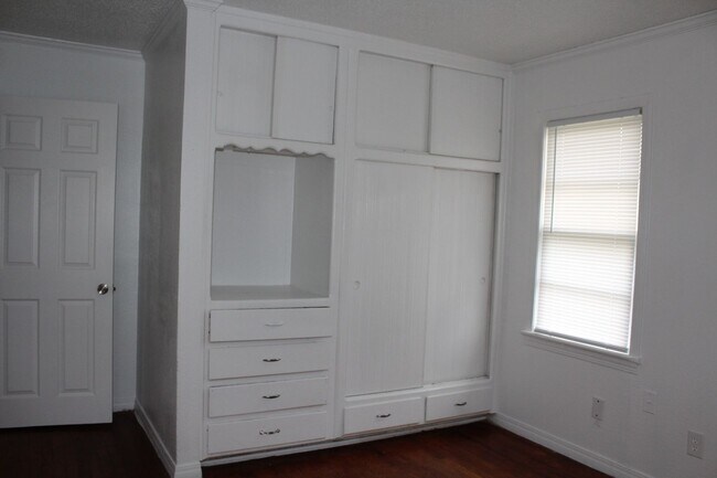 Building Photo - 3800 Woodside Dr