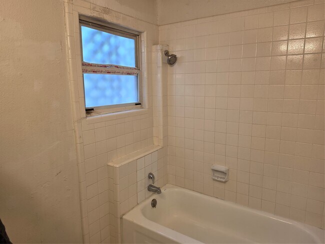 Building Photo - 1226 W Gray St