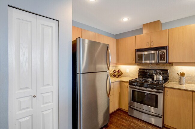 Building Photo - 300 W Beech St