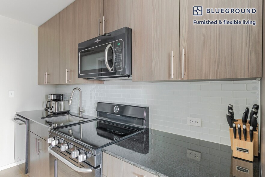 Building Photo - 211 W Scott St