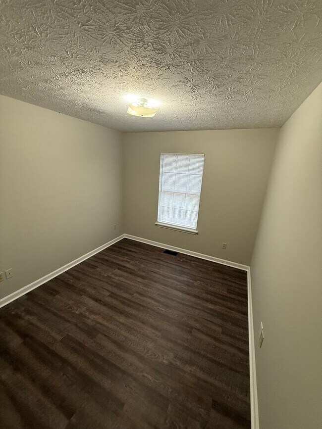 Building Photo - 223 Tanbark Dr