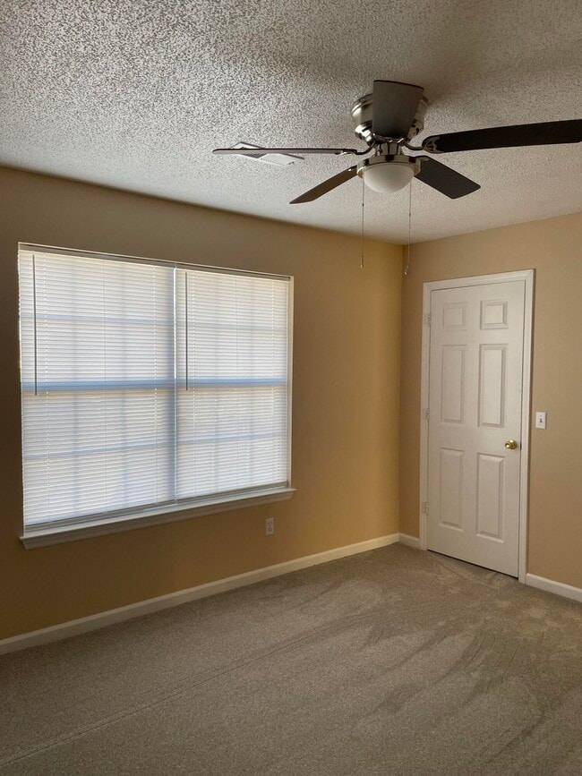 Building Photo - 1104 Village Ct