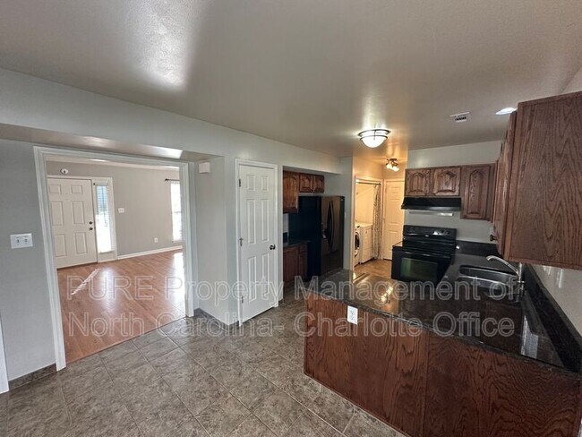 Building Photo - 12115 Landing Green Dr