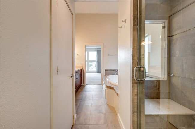 Building Photo - 1729 Reinerman St