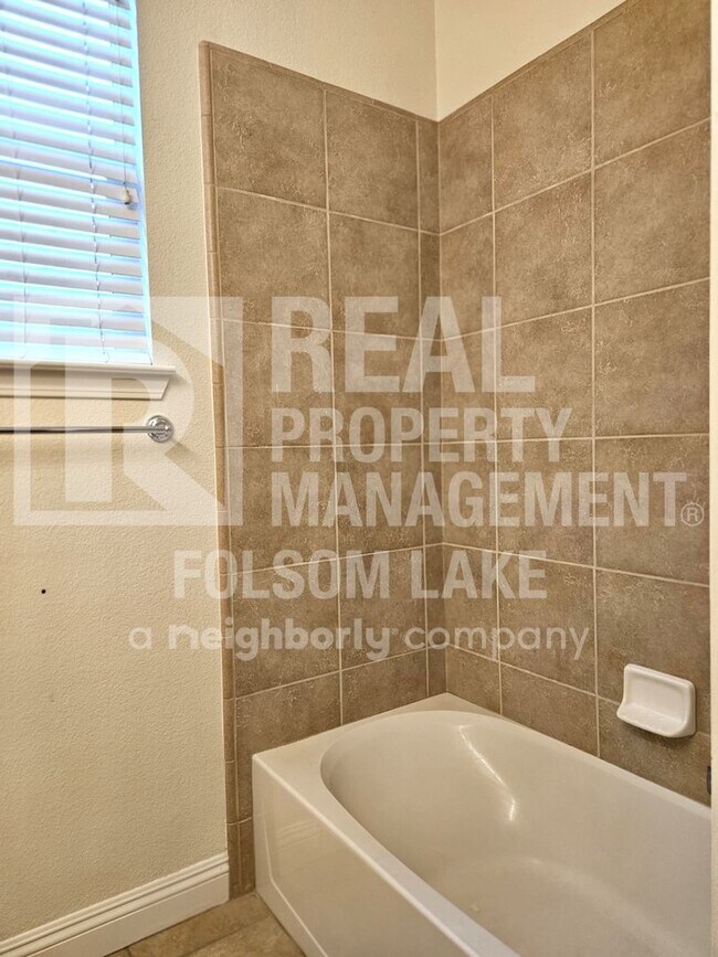 Building Photo - Spacious 3 bedroom 2.5 bath in North Natomas