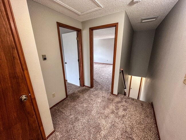 Building Photo - Large Updated 3-Bed 2-Bath Townhome w/ Gar...