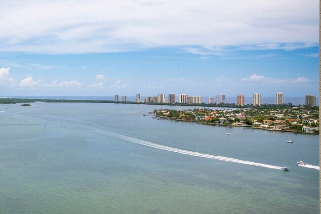 Building Photo - 2650 Lake Shore Dr