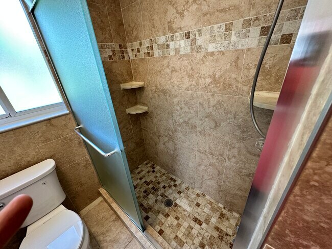 Building Photo - Impeccably Clean Warren Ranch!