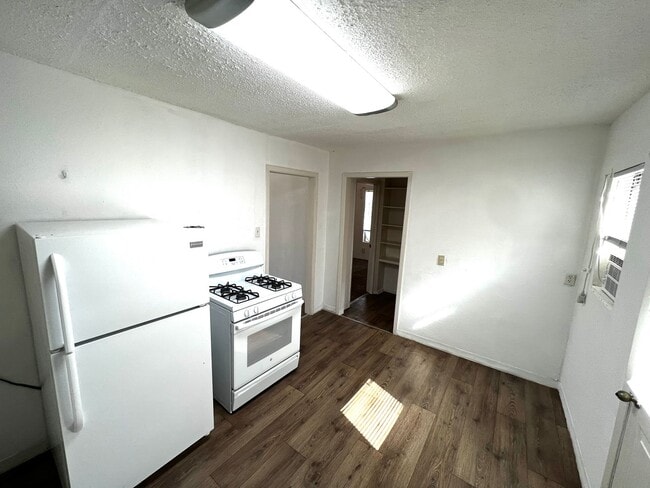 Building Photo - E 9th Duplex 1