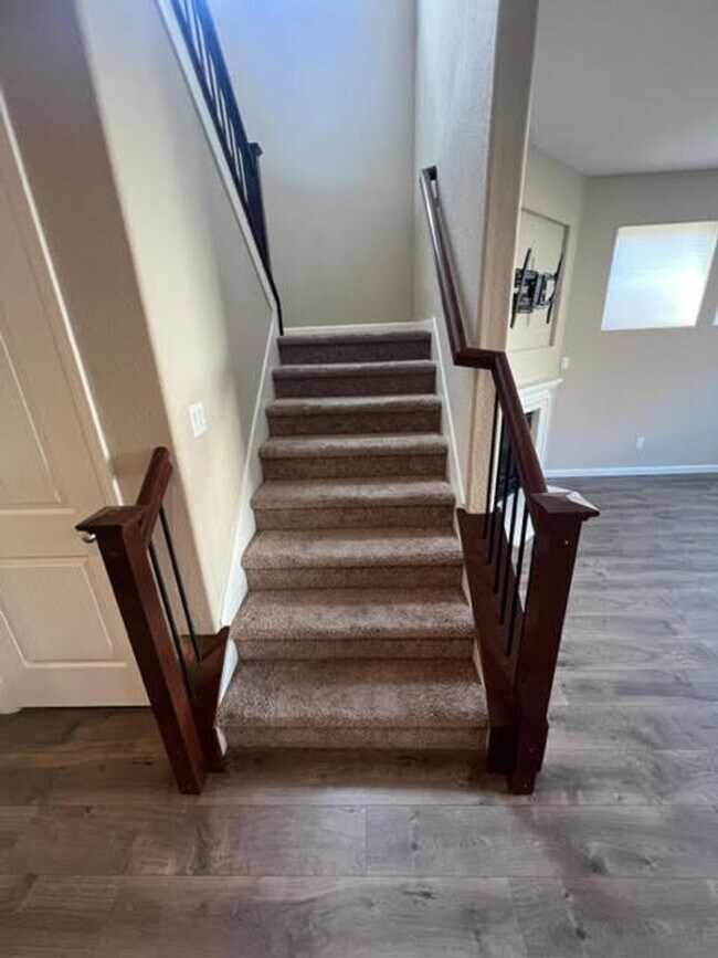 Building Photo - Newer Home within Red Hawk Golf Community!