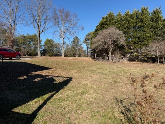 Building Photo - Dandridge 37725 - FULLY FURNISHED 3 bedroom, 2 bath Updated Basement Ranch on 1+ Acre. Pets Welco...