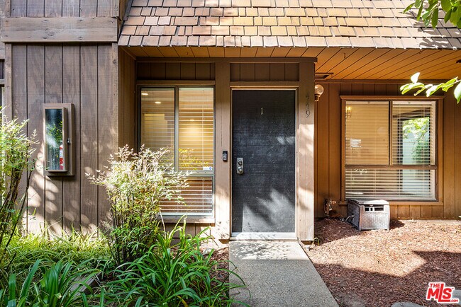 Building Photo - 449 W Duarte Rd