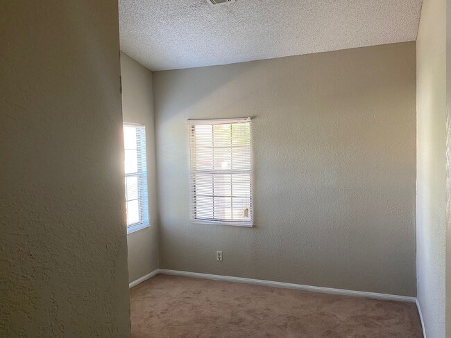 Building Photo - 3 Bedroom 2 Bathroom Home!