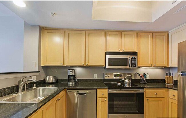 Building Photo - Beautiful and Updated Banker's Hill 1BR/1BA Condo!