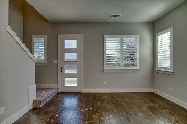 Building Photo - GORGEOUS 3 BEDROOM TOWNHOUSE LOCATED IN FORT WORTH!