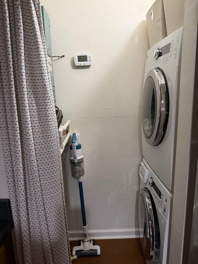 Building Photo - Large Studio Condo Downtown Walking Distance to the Florida State Capitol