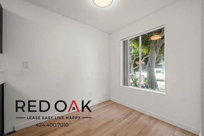 Building Photo - Incredibly Bright and Spacious Two Bedroom...