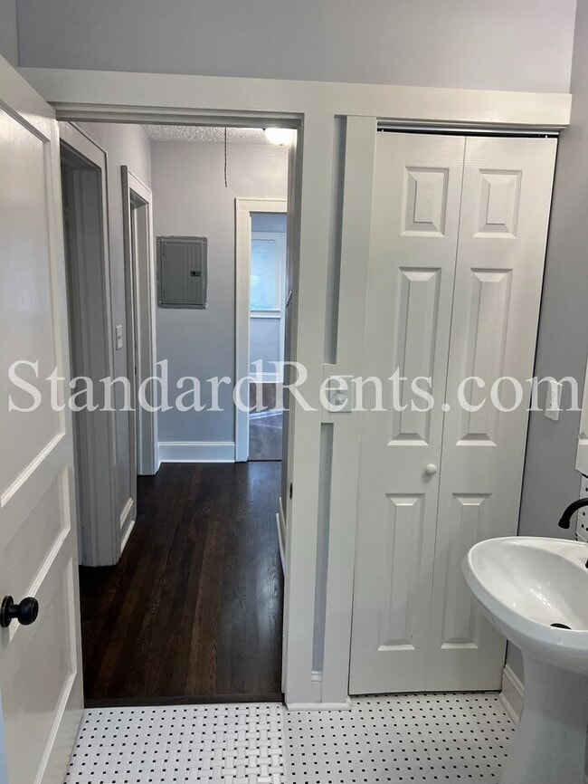 Building Photo - Adorable updated bungalow on a large lot in the heart of Grant Park!