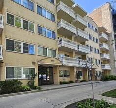 Building Photo - 5906 N Sheridan Rd