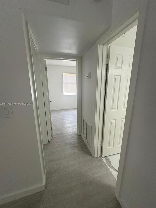 Building Photo - 1754 NE 48th Ct