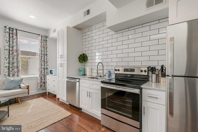 Building Photo - 1758 Park Ave