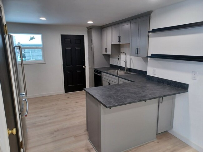 Building Photo - Remodeled! One level, 2 bdrm 1 bath end un...