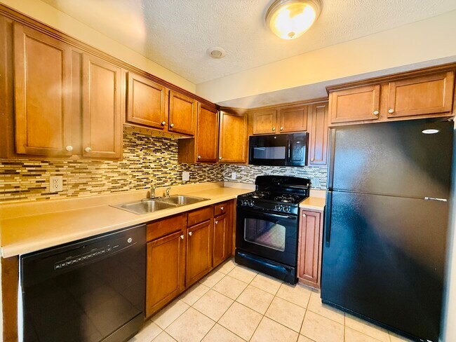 Building Photo - 1112 Ekstam Dr