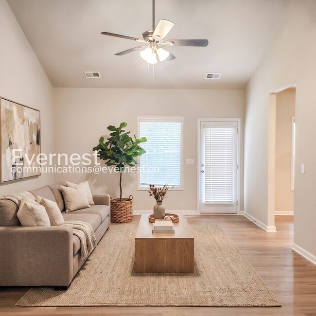 Building Photo - 3 Bed/2 Bath Home with Attached Garage / Pet-Friendly / Coming Soon!