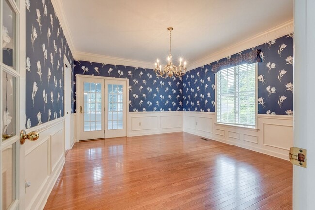 Building Photo - Experience lakefront living at its finest in the heart of East TN