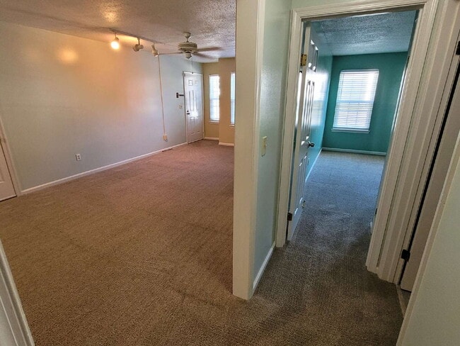 Building Photo - 2 Bedroom Condo Near Chicks Beach!