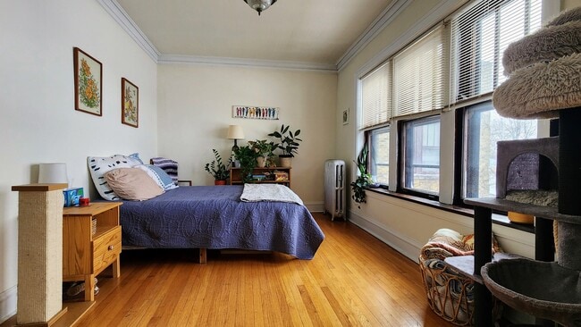 Building Photo - 1919 W Berteau Ave