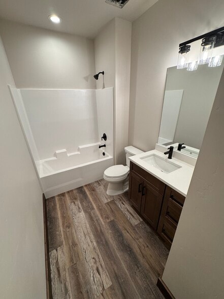 Building Photo - 423 Poppy St