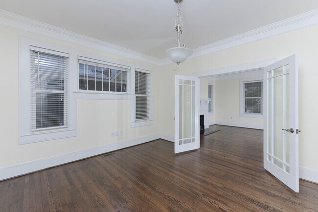 Building Photo - Cozy 3BR/2BA Home Steps from USC – PRE-LEA...