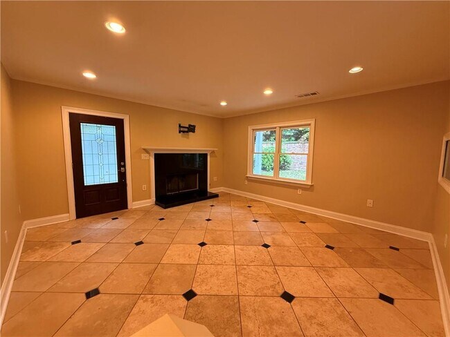 Building Photo - 1505 Hillcrest Dr