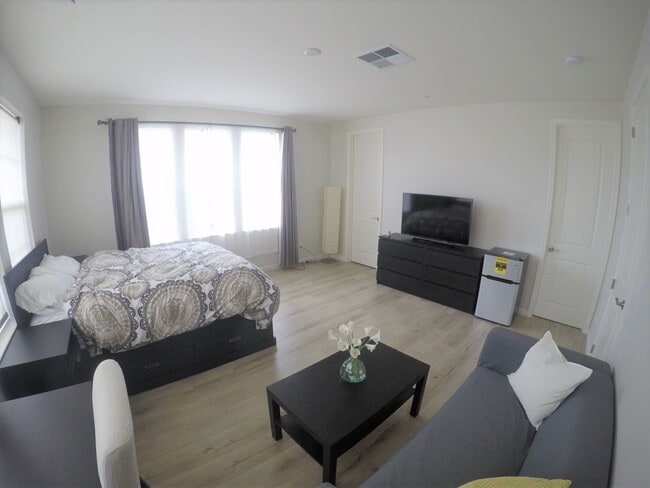 Building Photo - Gorgeous 4 Bed/4 Bath End Unit Condo with ...
