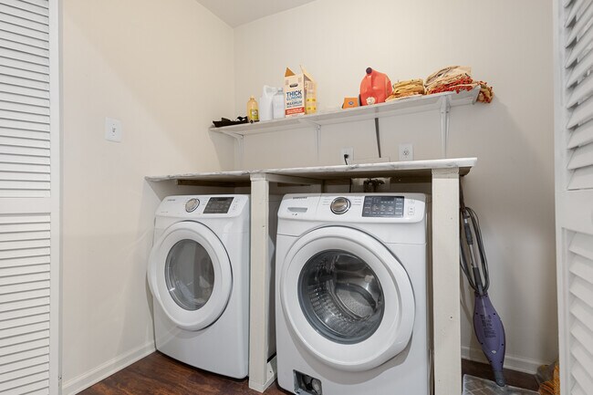 Building Photo - 9 Crest Ct