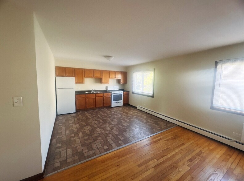 Building Photo - 866 N Milwaukee Ave